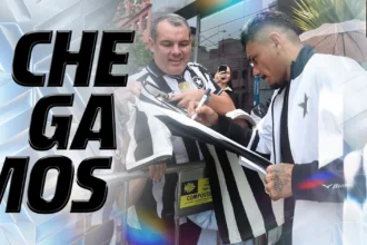 Botafogo desembarca em Curitiba sob apoio da torcida para confronto no Brasileirão