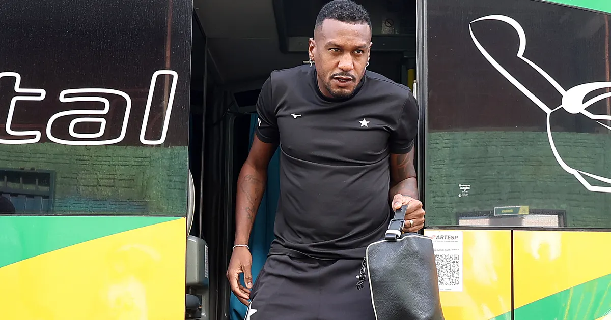 Botafogo desembarca em Porto Alegre para duelo com o Internacional pelo brasileiro