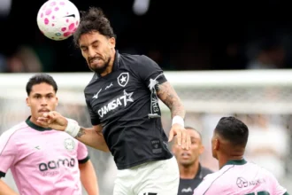 Botafogo empata com Coritiba e conquista primeiro ponto sob comando de Tite
