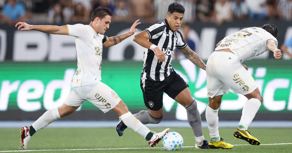 Botafogo enfrenta a Chapecoense no Nilton Santos sob pressão por vitória