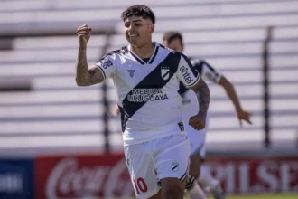 Botafogo intensifica negociações para contratar o meia Mateo Peralta