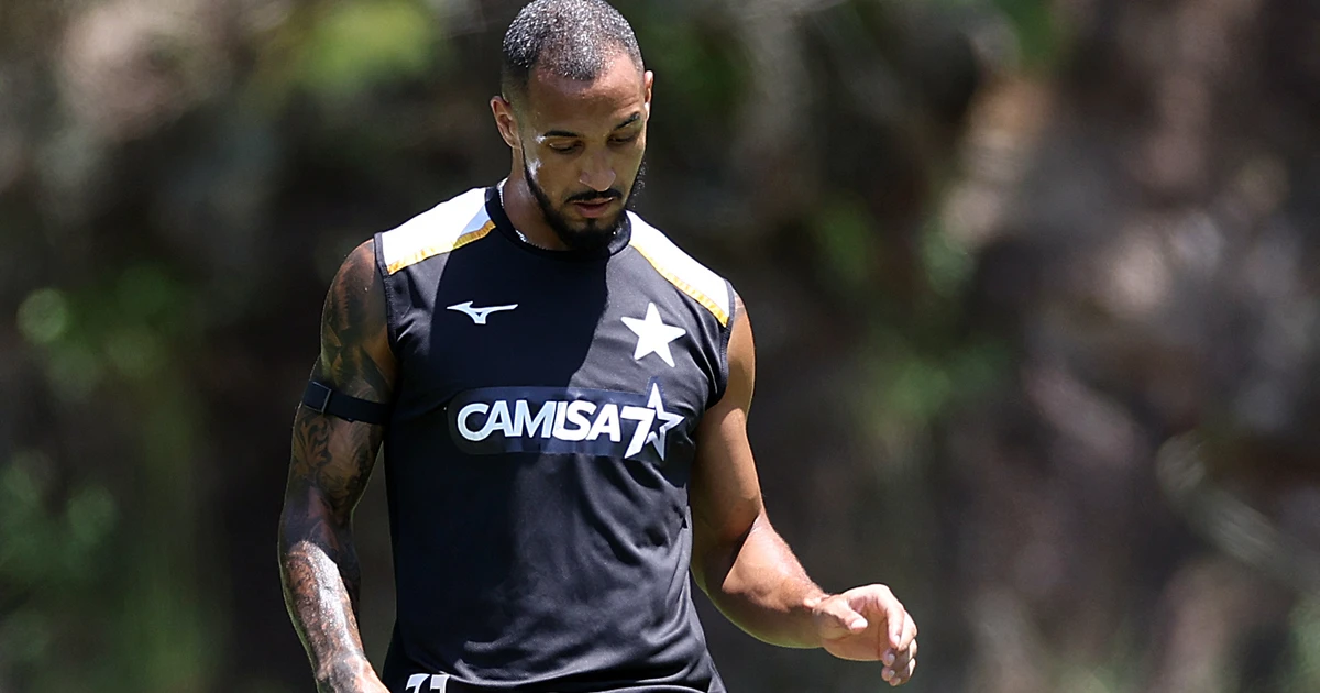 Botafogo perde Arthur Chaves e Lucas Monzón para confronto com Coritiba