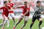 Botafogo perde para o Internacional e vê vantagem cair no Brasileirão