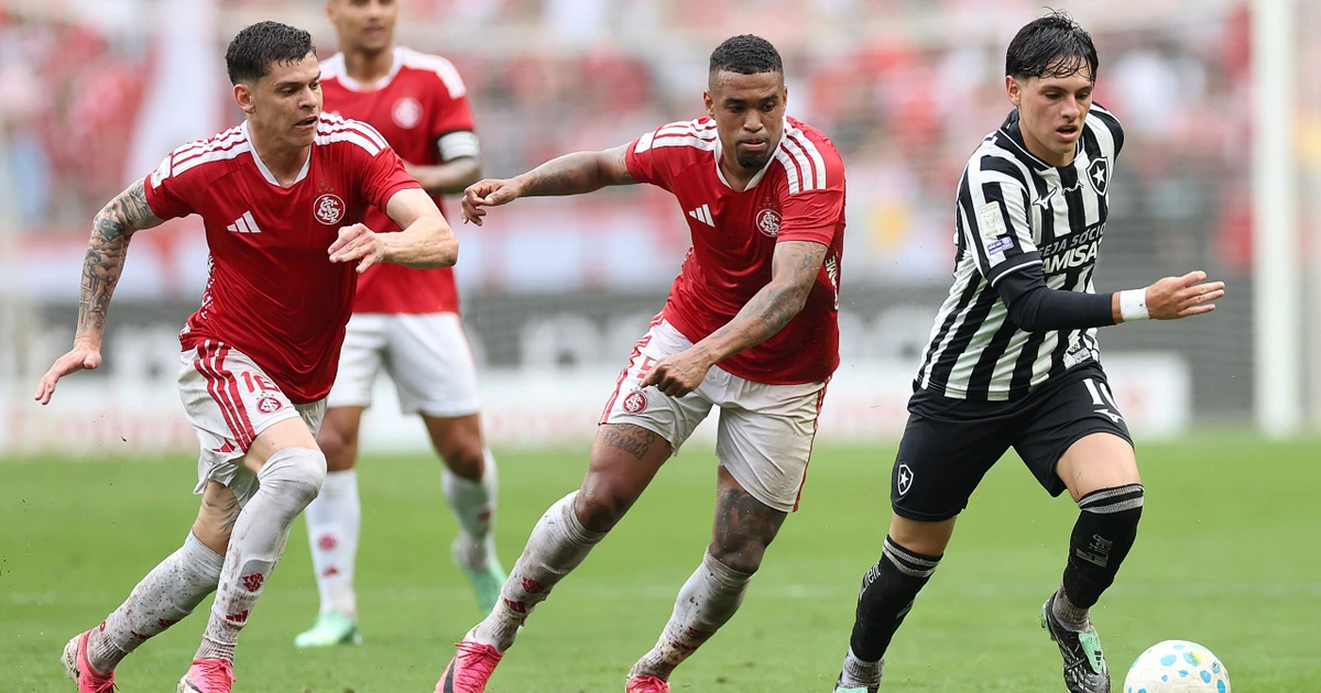 Botafogo perde para o Internacional e vê vantagem cair no Brasileirão