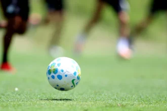 Botafogo planeja busca por volante experiente na próxima janela de transferências