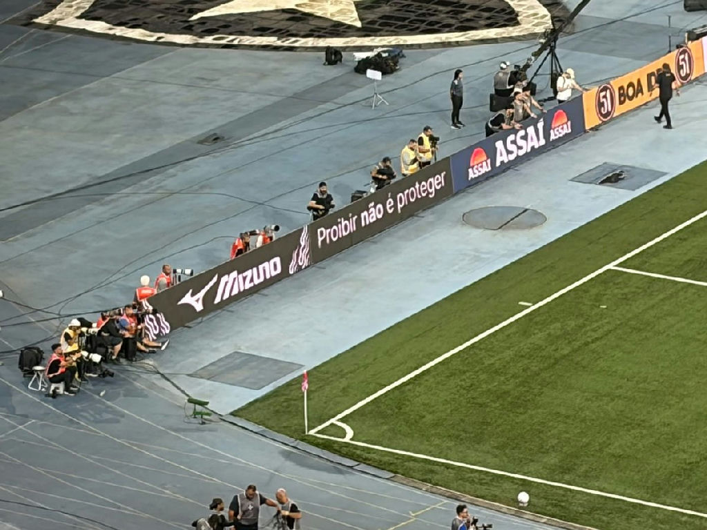 Botafogo utiliza placas de publicidade no Nilton Santos para protestar contra restrição às bets