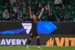Brasileiro brilha em tropeço histórico do Sporting no futebol português