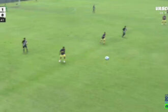 Cachorro invade partida da categoria sub-15 e quase balança a rede
