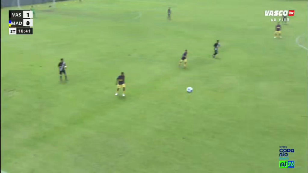 Cachorro invade partida da categoria sub-15 e quase balança a rede