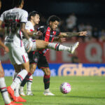 Calleri brilha e São Paulo vence o Vitória no retorno de Lucas Moura