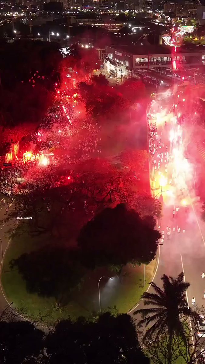 Caminhada histórica da torcida organizada movimenta arredores do maracanã