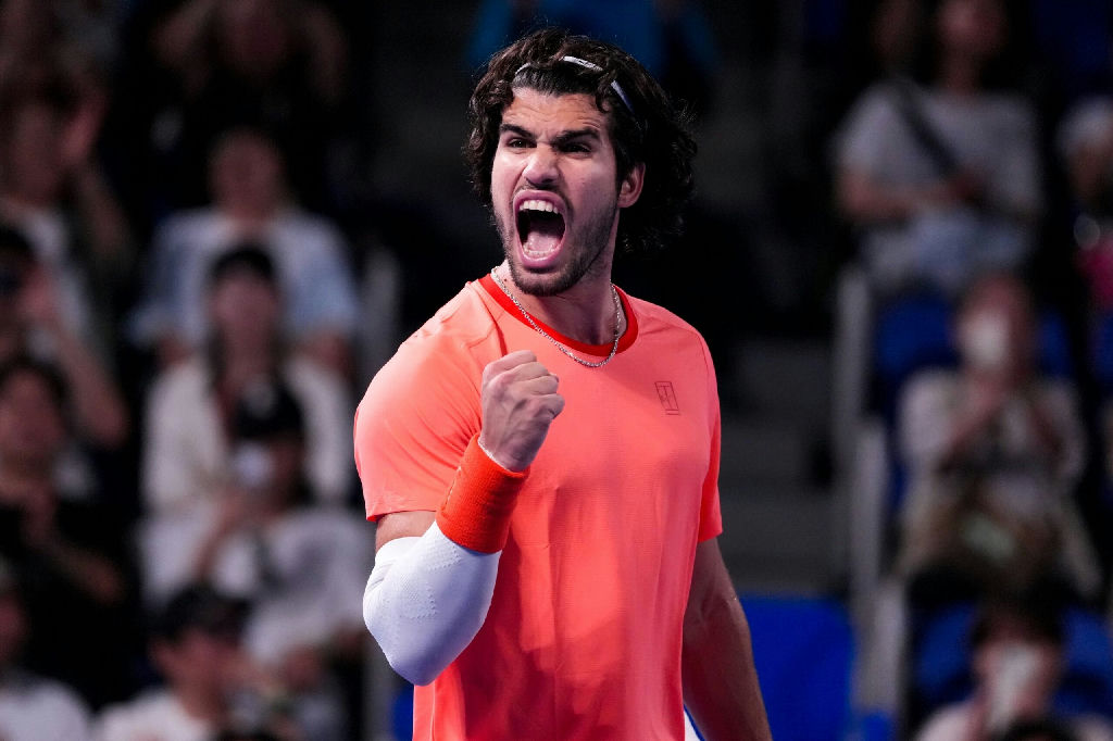 Carlos Alcaraz supera susto e avança às quartas de final em Tóquio
