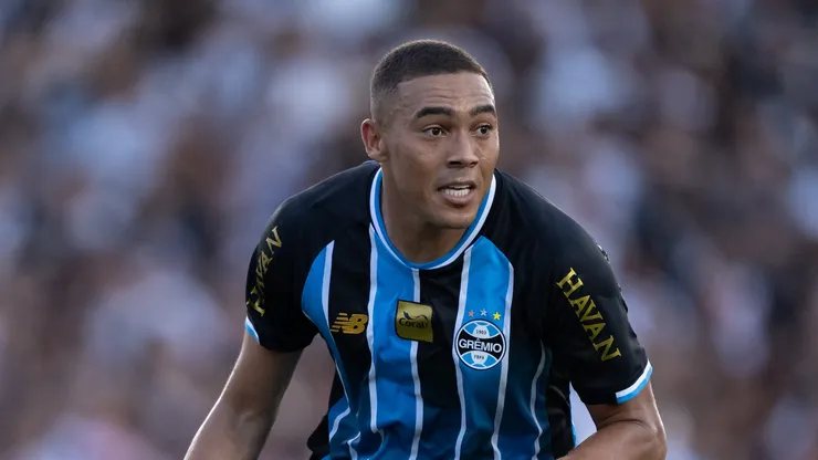 Carlos Vinícius abre o jogo e desmente acerto com o Vasco