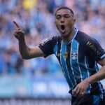 Carlos Vinícius prioriza o Grêmio e despista sobre interesse do Vasco