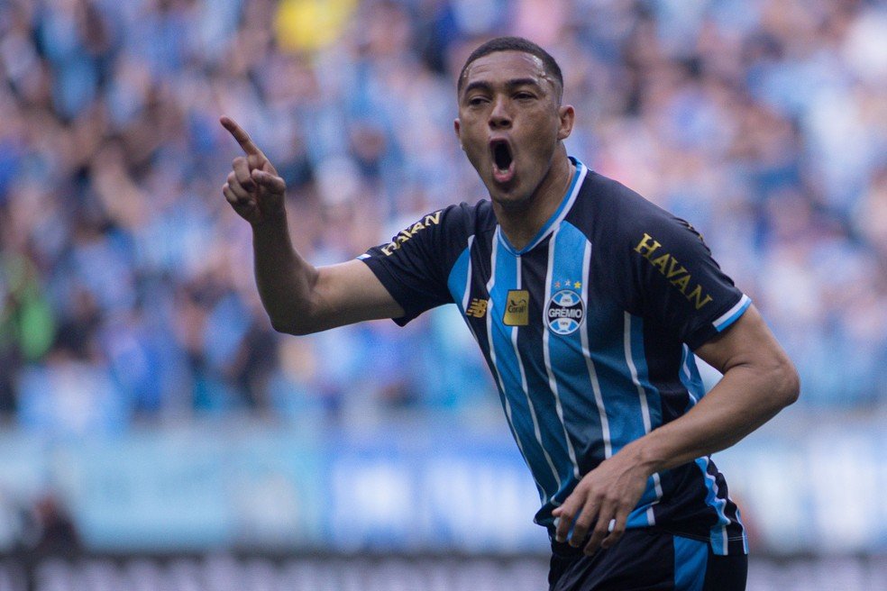 Carlos Vinícius prioriza o Grêmio e despista sobre interesse do Vasco