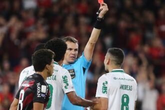 Cartão vermelho para andreas pereira em lance inusitado no brasileirão