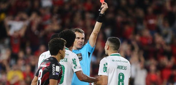 Cartão vermelho para andreas pereira em lance inusitado no brasileirão