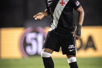 Cauã Barros retorna aos treinos no Vasco e futuro para 2027 segue indefinido