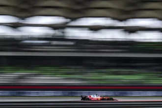 Charles Leclerc lidera treino livre na Malásia sob ameaça de chuva