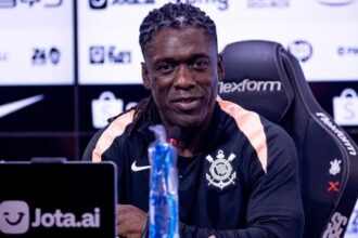 Clarence Seedorf renuncia a cargo na Federação Holandesa para comandar o Corinthians