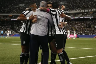 Comemoração de Tite em gol anulado gera debate sobre postura do treinador