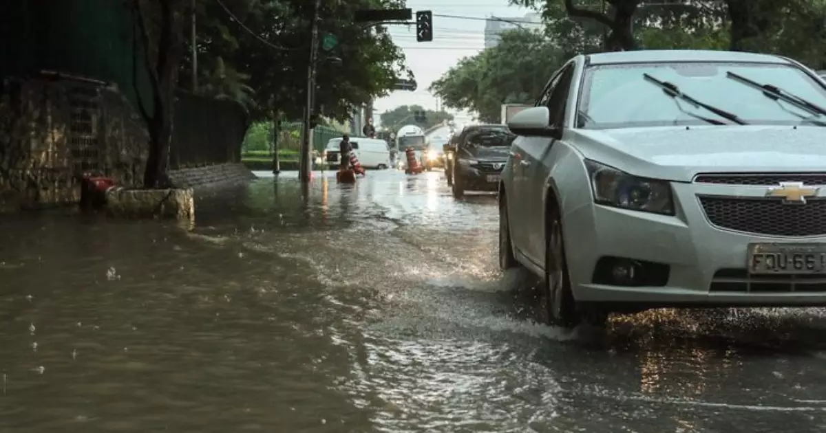 Condução na chuva: como evitar riscos de alagamento e proteger seu veículo