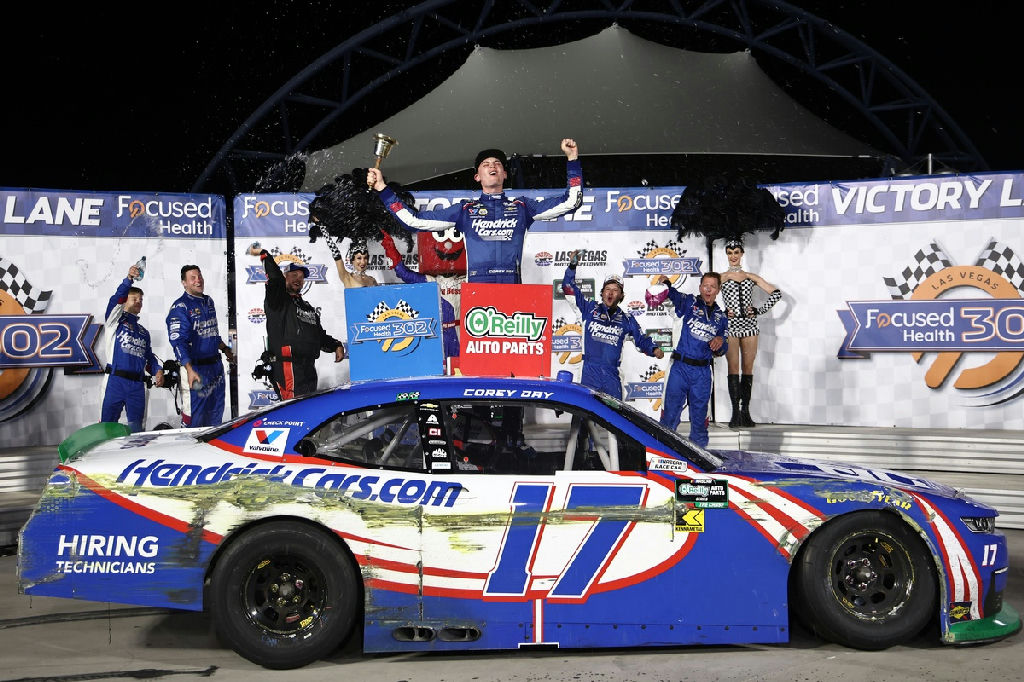 Corey Day supera Carson Kvapil em final emocionante na NASCAR em Las Vegas