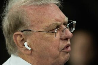 Corinthians avalia contratos longos para novo técnico antes das eleições