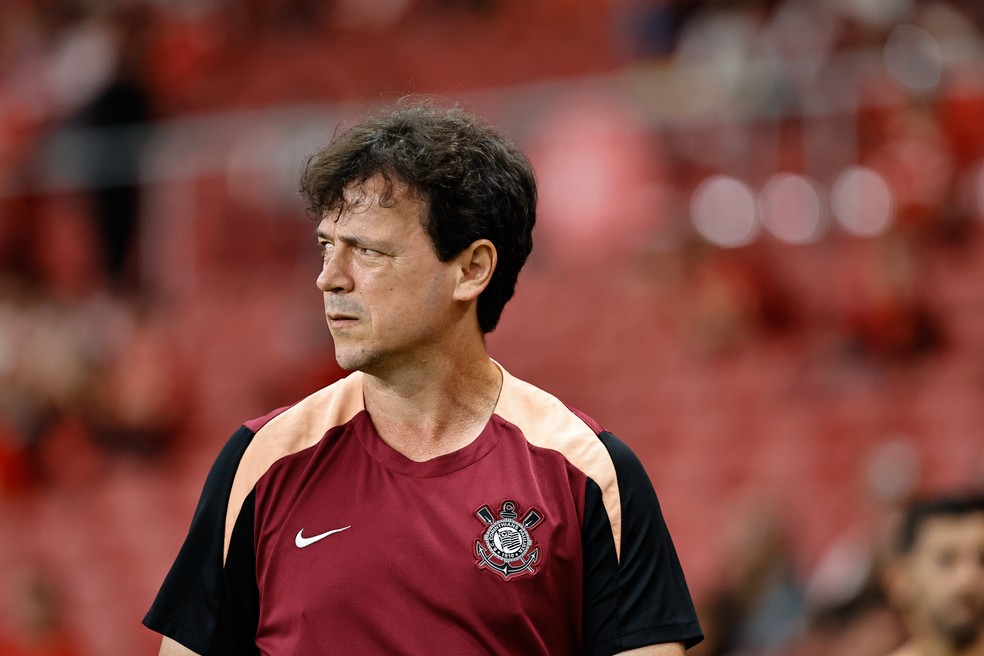 Corinthians encerra ciclo de Fernando Diniz após sete derrotas consecutivas no brasileiro