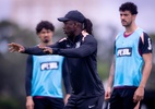 Corinthians enfrenta ausência de Seedorf e mudança no comando técnico
