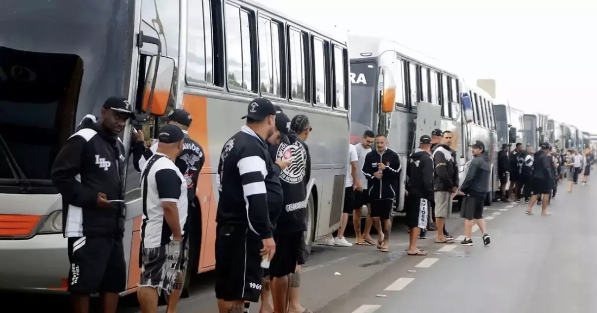 Corinthians enfrenta pressão de torcidas organizadas por mudanças no elenco e diretoria