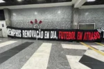 Corinthians enfrenta protesto de torcedores com faixas contra diretoria e Memphis