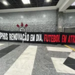 Corinthians enfrenta protesto de torcedores com faixas contra diretoria e Memphis