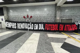 Corinthians enfrenta protesto de torcedores com faixas contra diretoria e Memphis
