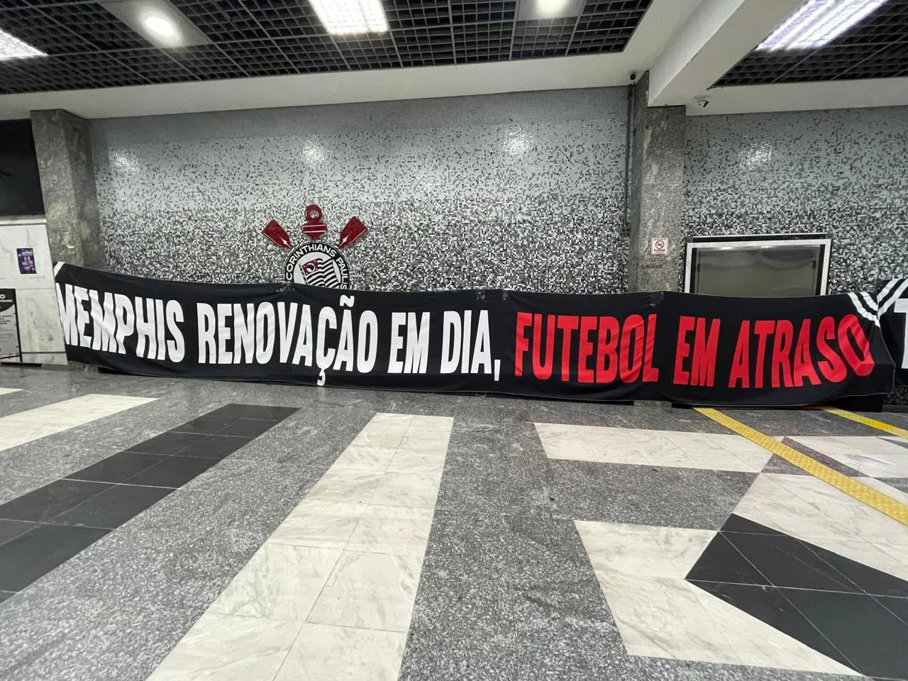 Corinthians enfrenta protesto de torcedores com faixas contra diretoria e Memphis