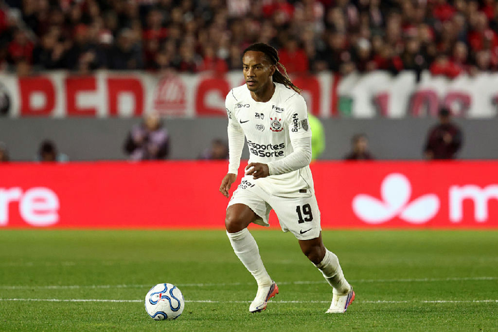 Corinthians inicia tratativas para estender contrato de André Carrillo