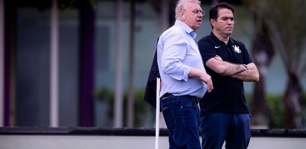 Corinthians opera como um clube amador e sofre pressões externas, avaliam colunistas