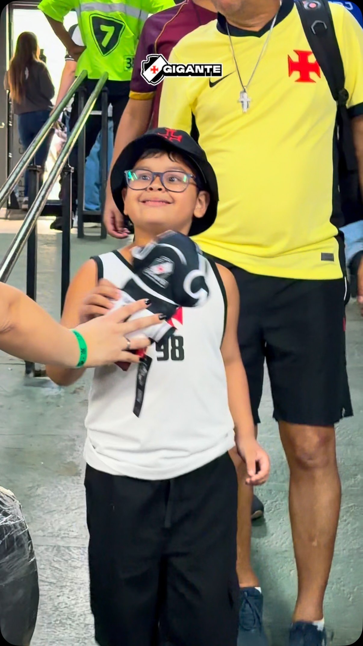 Crianças ganham pelúcias do Vasco em Dia de jogo no estádio
