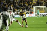 Criciúma supera a Ponte Preta no Heriberto Hulse e cola no G2
