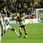 Criciúma supera a Ponte Preta no Heriberto Hulse e cola no G2