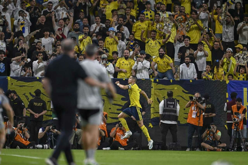 Cristiano Ronaldo marca e avança na busca pelo milésimo gol na carreira
