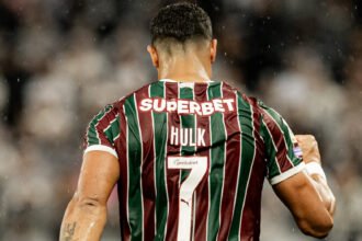 Críticas a atletas, futuro técnico e desafios financeiros agitam o cotidiano tricolor
