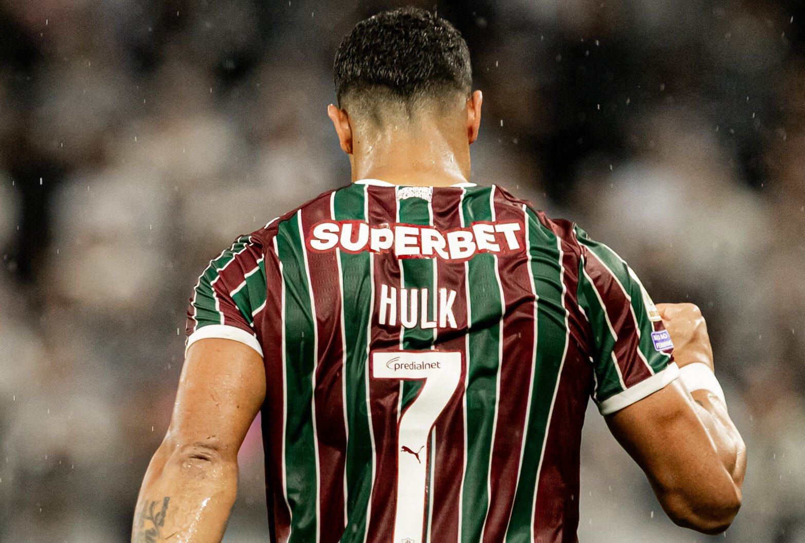 Críticas a atletas, futuro técnico e desafios financeiros agitam o cotidiano tricolor