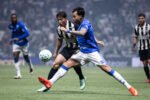 Cruzeiro marca no início, segura pressão e derrota o Atlético no Brasileirão
