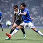 Cruzeiro marca no início, segura pressão e derrota o Atlético no Brasileirão