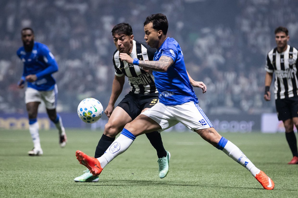 Cruzeiro marca no início, segura pressão e derrota o Atlético no Brasileirão