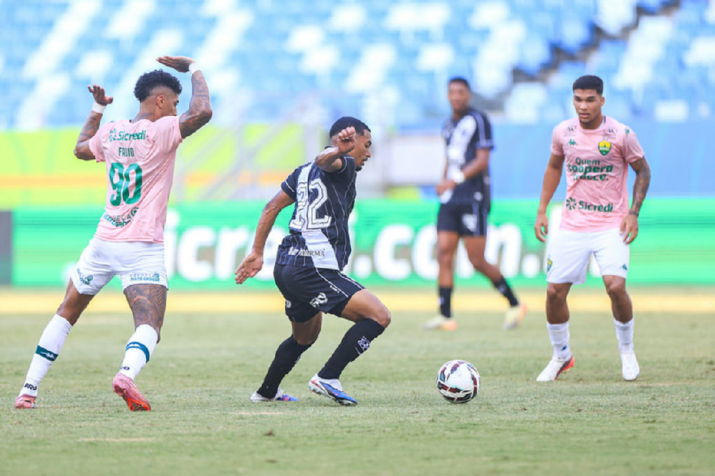 Cuiabá e Ponte Preta medem forças em confronto decisivo no gramado