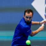 Daniil Medvedev lamenta incidente e pede desculpas após bolada em Pequim