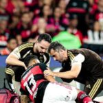 Danilo é hospitalizado após colisão em clássico entre Flamengo e Fluminense