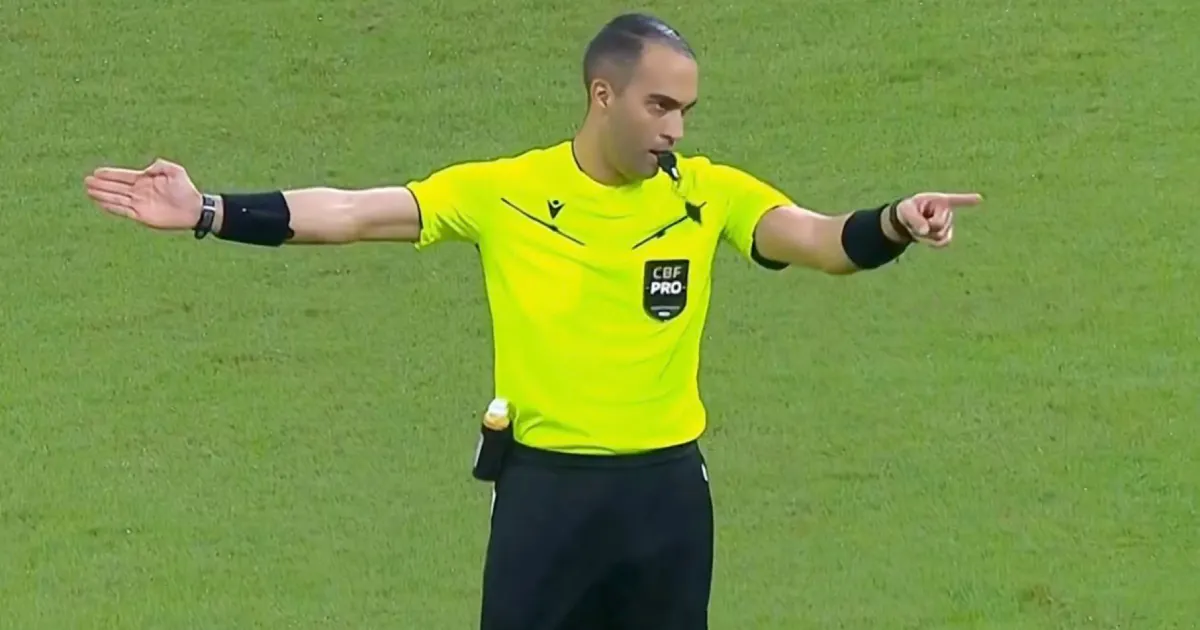 Davi de Oliveira Lacerda apita o duelo entre Internacional e Botafogo